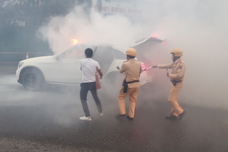 Mercedes GLC boc chay khi dang chay o Ha Noi, 3 nguoi thoat nan hinh anh