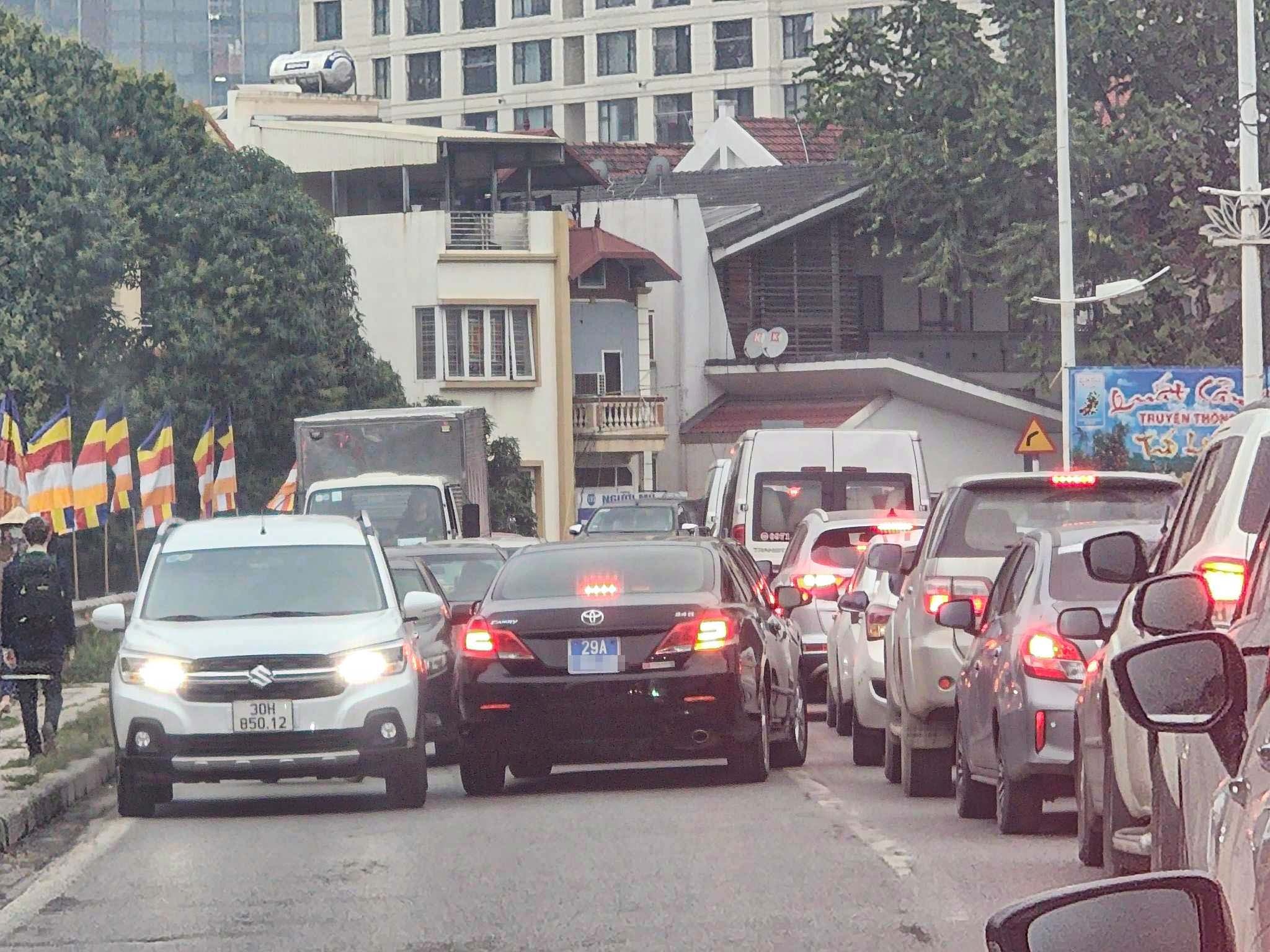 Canh sat truy tim tai xe xe bien xanh lan lan o Ha Noi hinh anh