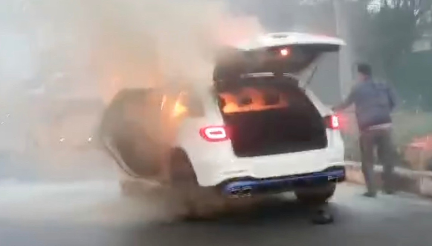 Mercedes GLC 250 boc chay tren pho Ha Noi hinh anh