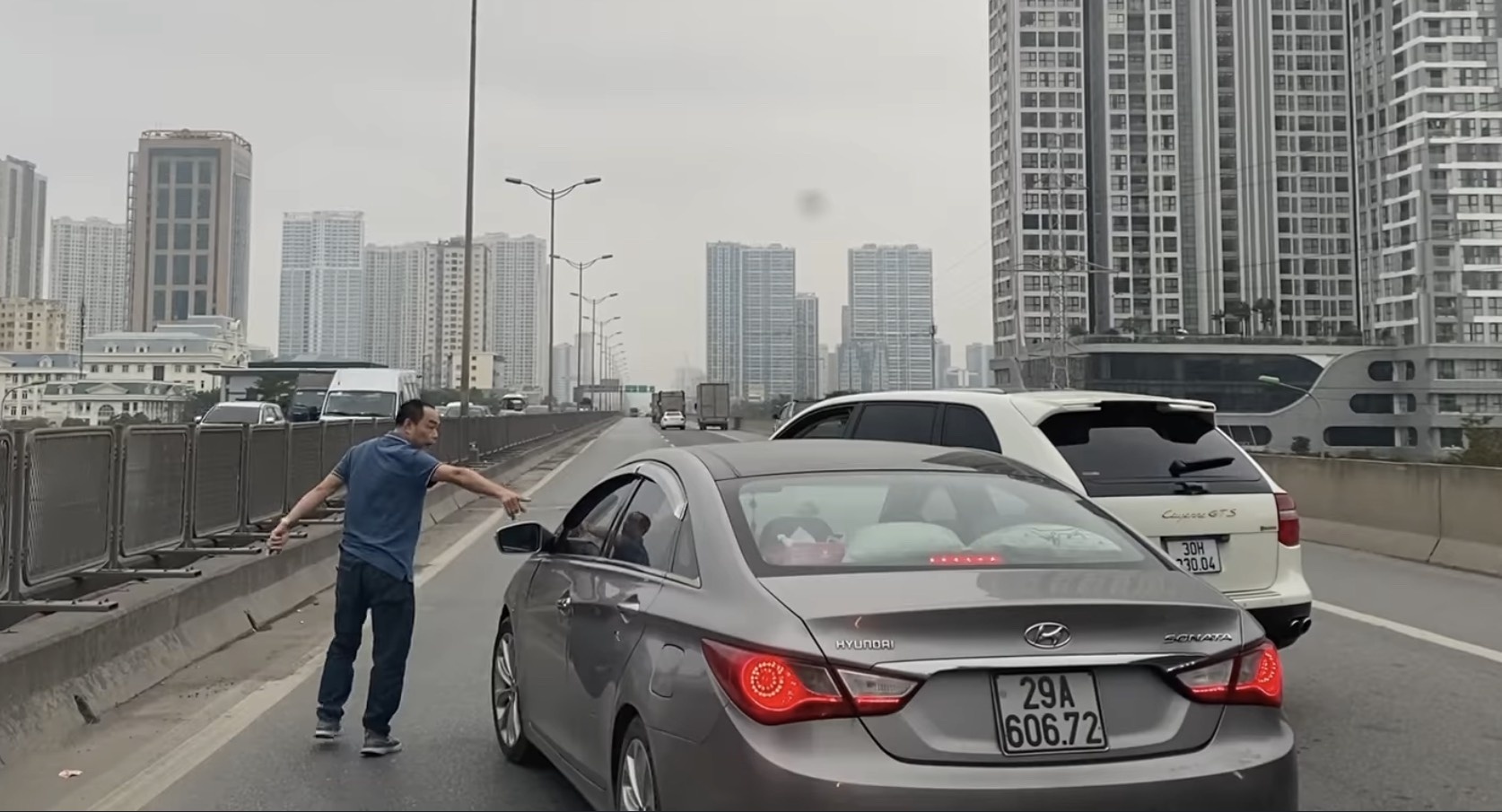 Tai xe Porsche chan dau xe Hyundai: CSGT moi 2 lai xe len lam viec hinh anh