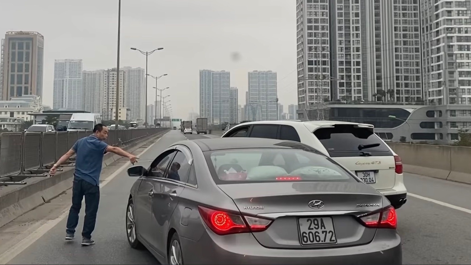 Tai xe Porsche tran tinh ve doan clip nho nuoc bot vao xe Hyundai hinh anh