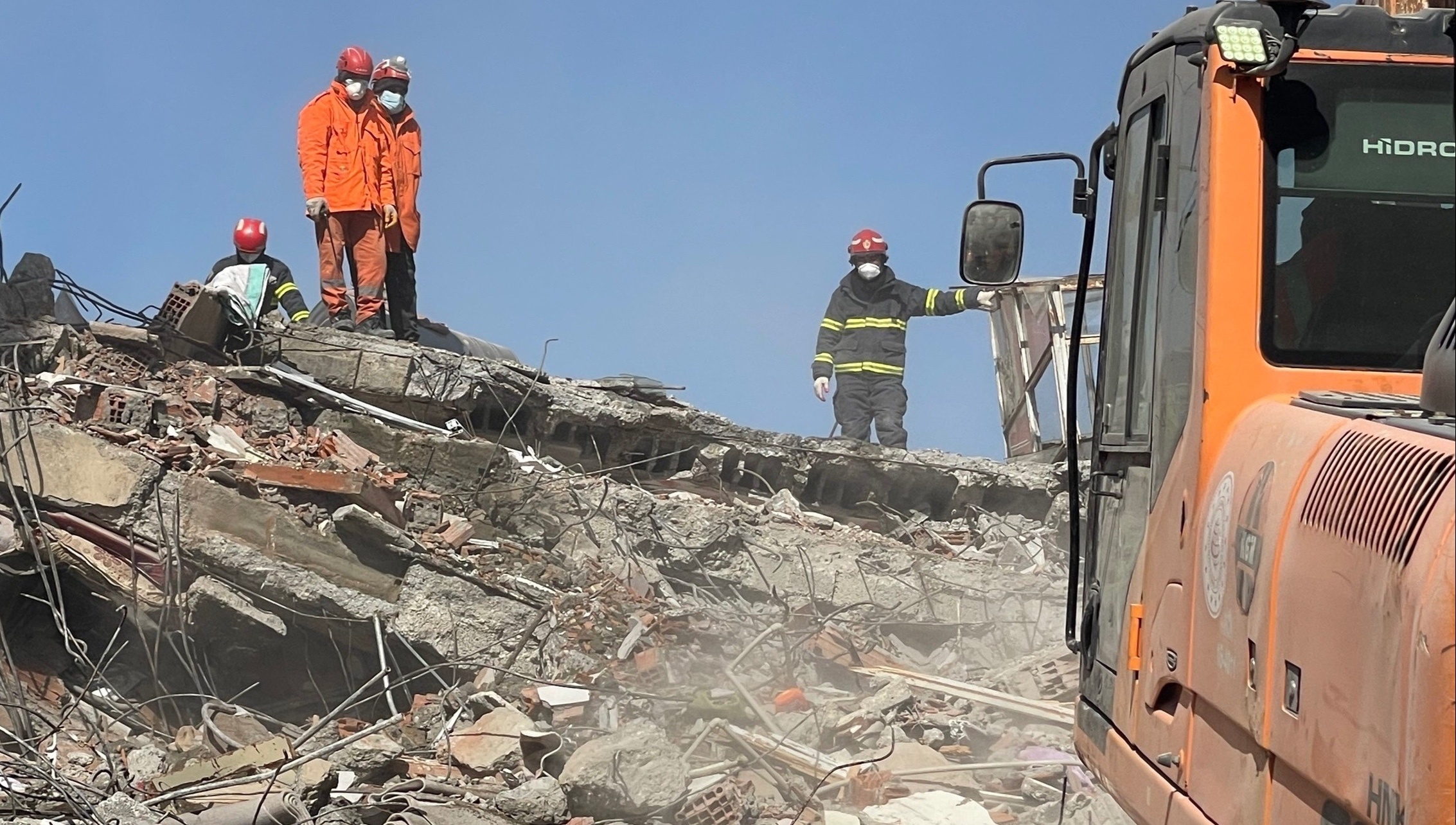 Canh sat Viet Nam lat be tong tim nan nhan bi vui lap tai Tho Nhi Ky hinh anh