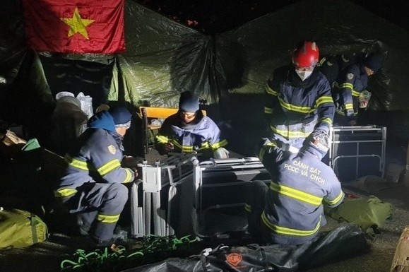 Canh sat Viet Nam tiep can nan nhan trong vu dong dat tai Tho Nhi Ky hinh anh