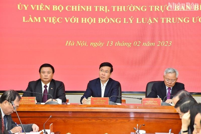 Thuong truc Ban Bi thu lam viec voi Hoi dong Ly luan Trung uong hinh anh