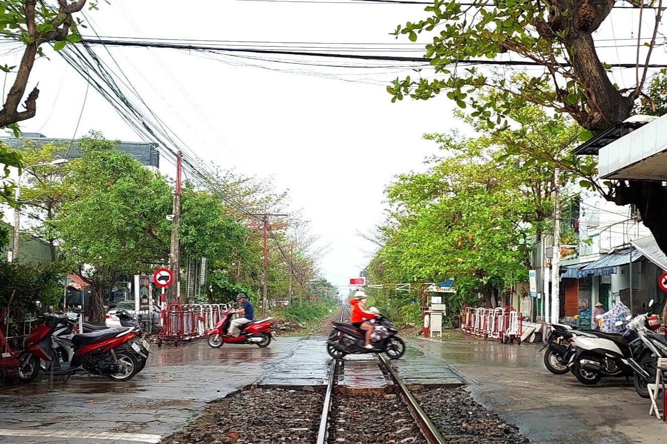 Nu nhan vien gac chan tau o Da Nang ke phut bi nhom nguoi hanh hung hinh anh