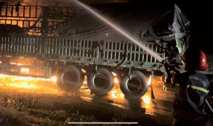 3 xe tai boc chay, tai xe mac ket trong cabin sau tai nan lien hoan hinh anh