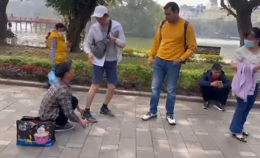 Tu y gan keo vao giay du khach, nguoi dan ong bi phat 2 trieu dong hinh anh