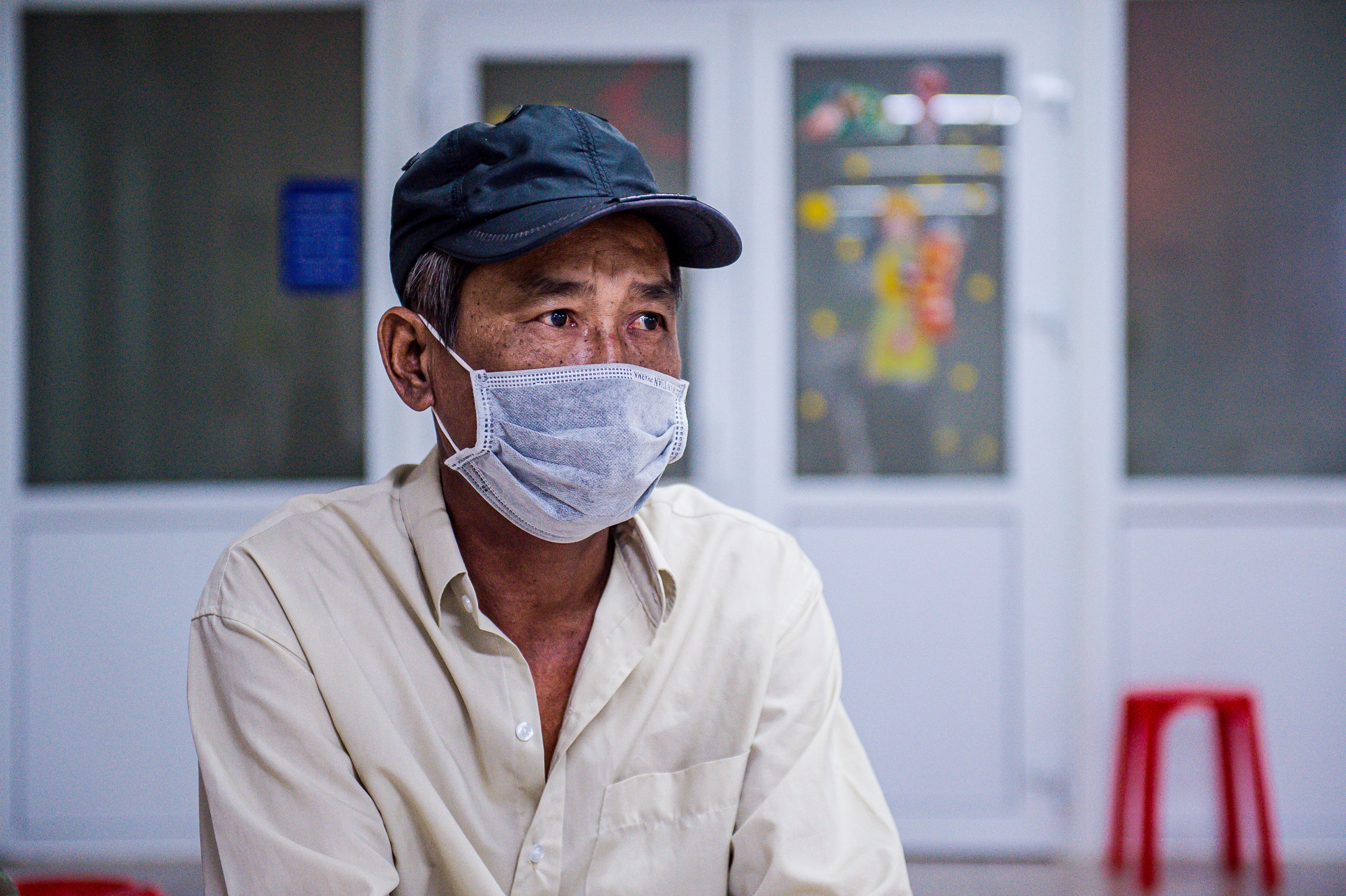 Benh nhan ung thu va bac si thuc den 1h sang cho xa tri hinh anh