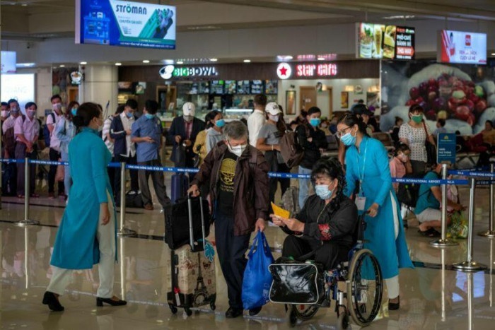 Dinh chi nhan vien VIAGS phat ngon phan cam khi phuc vu khach xe lan hinh anh