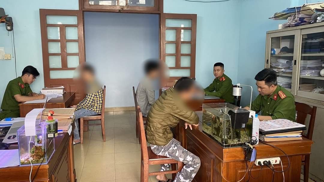 danh nhan vien duong sat anh 2