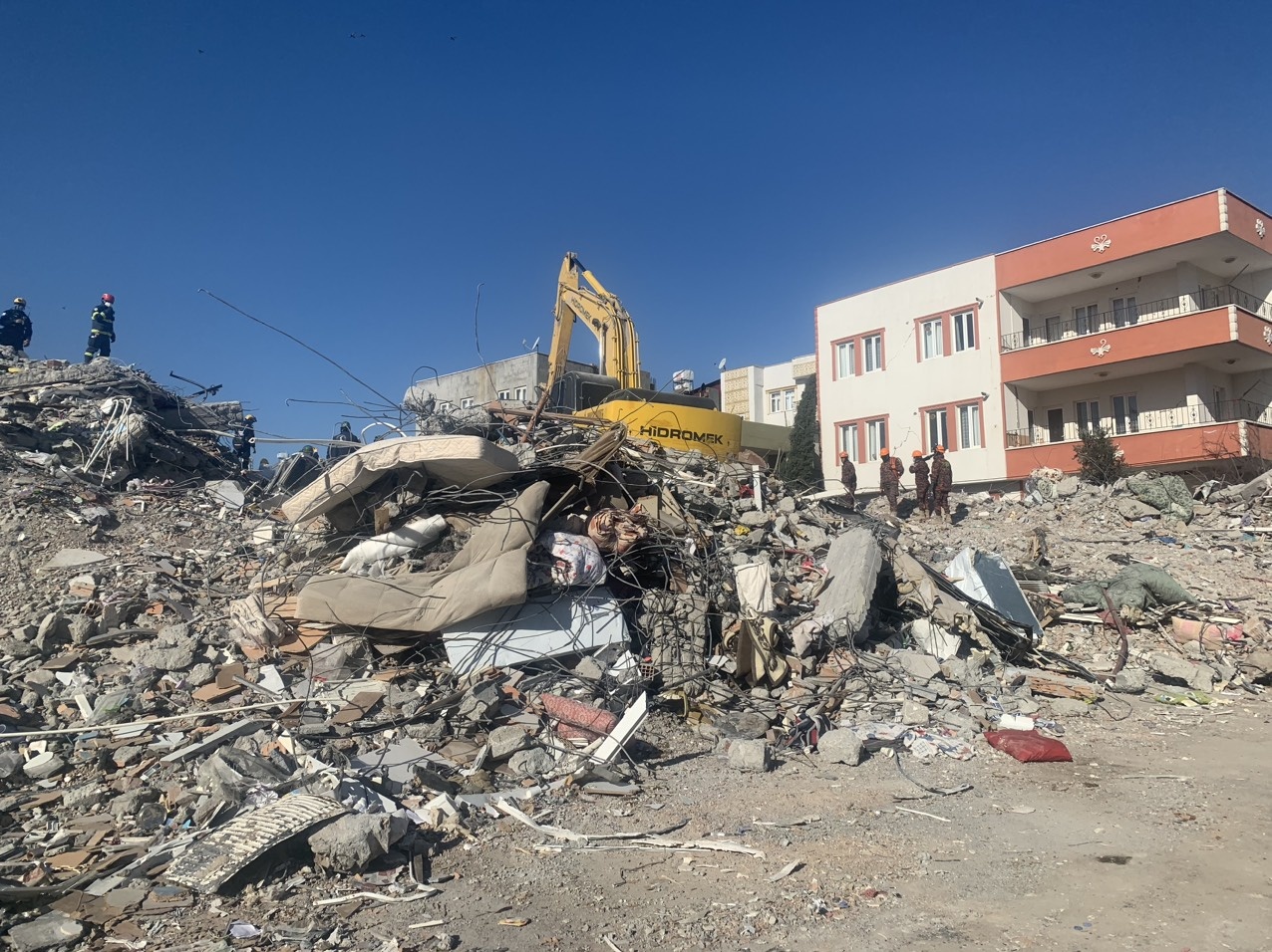 Canh sat Viet Nam dang cuu nan o khu chung cu co hon 100 nguoi mac ket hinh anh