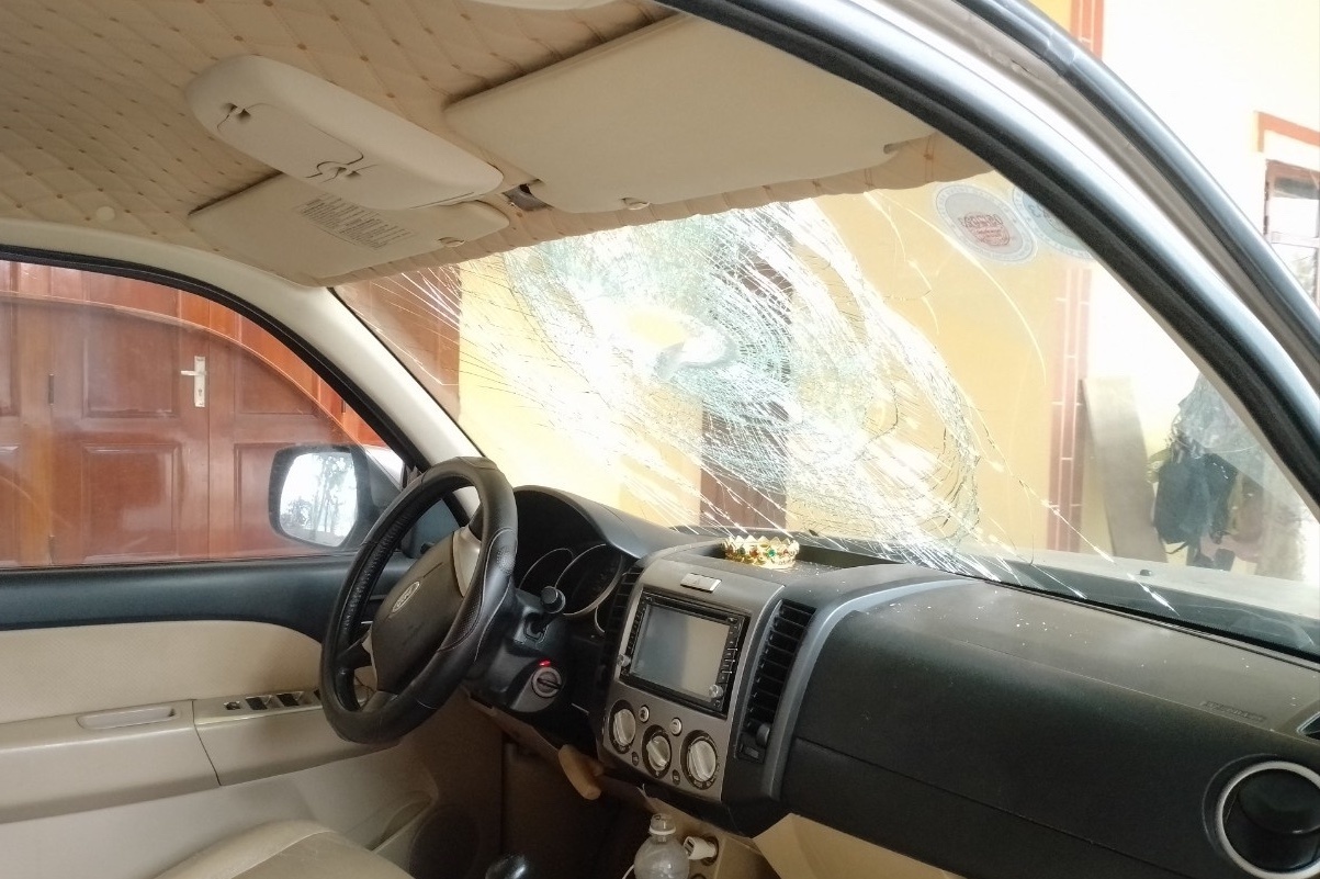 Xe Ford Everest bi da roi vo kinh tren cao toc hinh anh