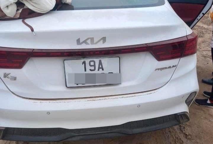 Me bo lai oto roi om 2 con xuong song tu tu, mot be boi duoc vao bo hinh anh