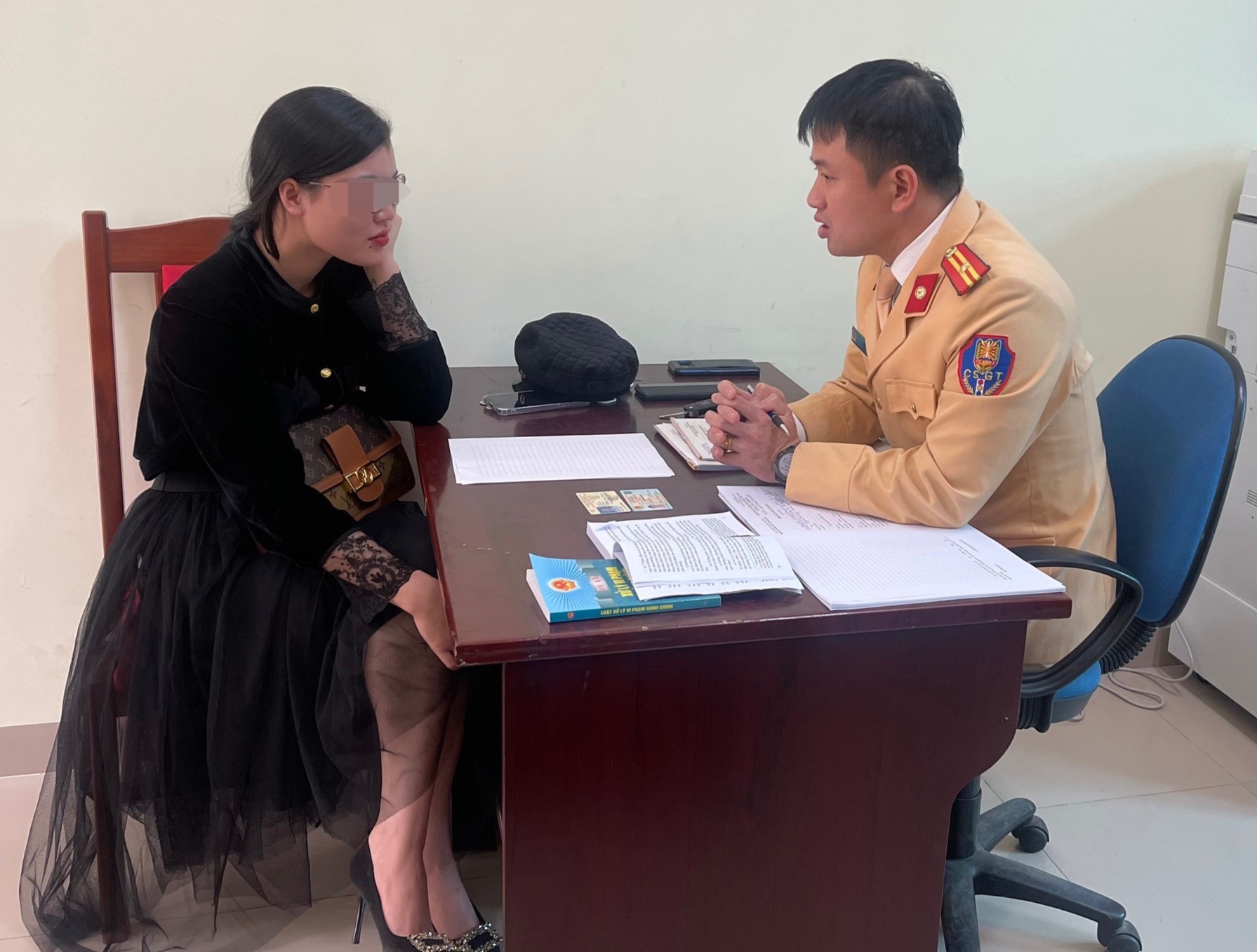 Buong tay khi lai xe anh 1