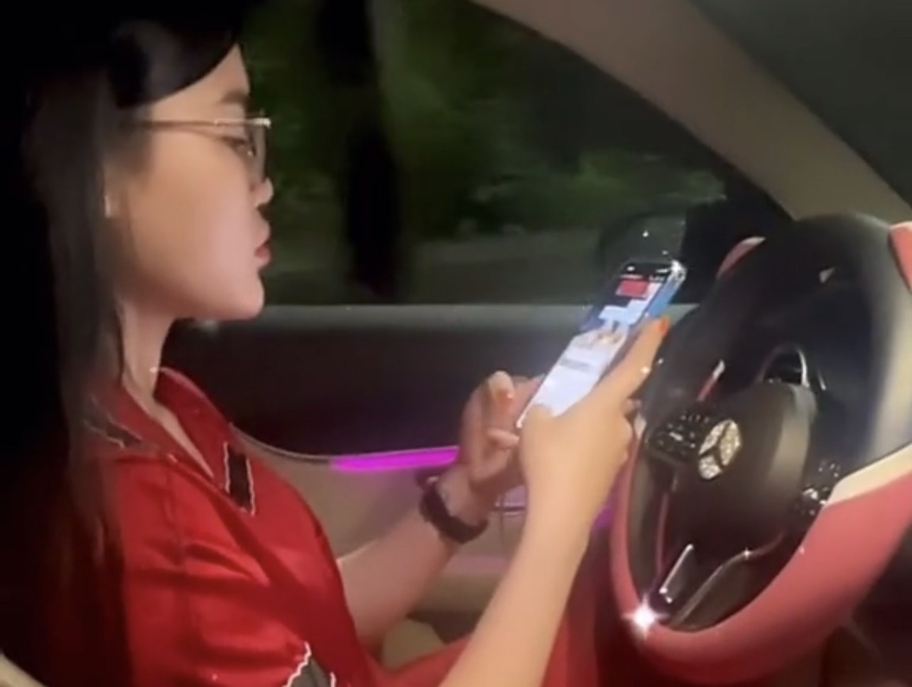 Buong 2 tay va dung dien thoai khi lai Mercedes, nu tai xe bi xu phat hinh anh