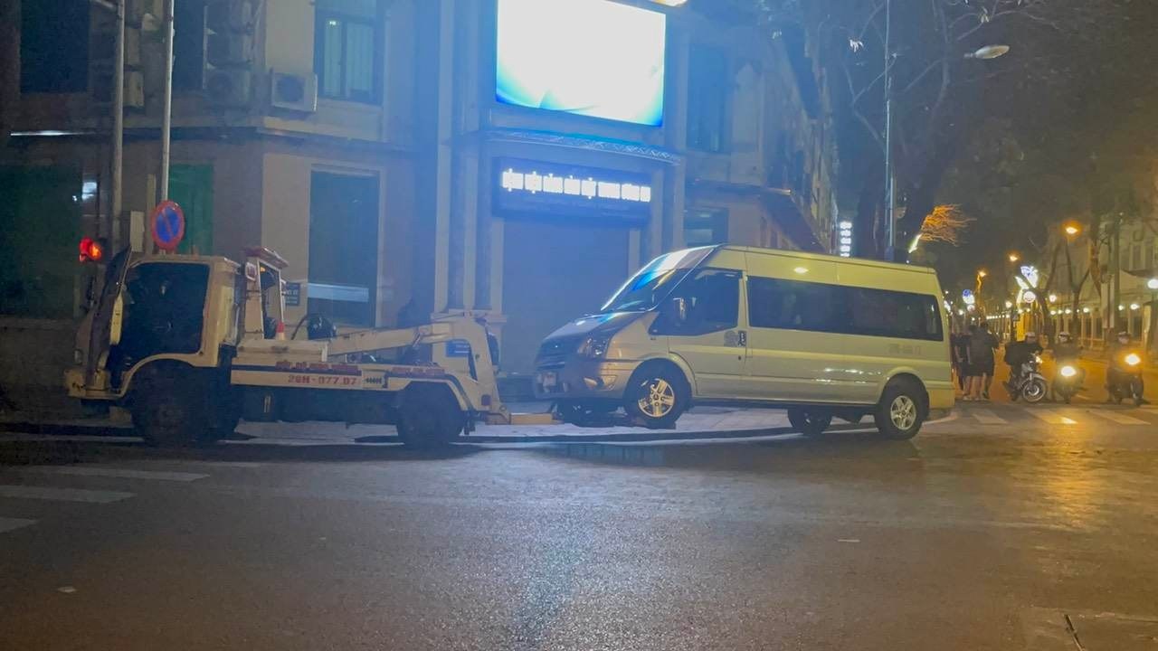 Co nong do con, tai xe van cho 16 phu huynh va hoc sinh di tham quan hinh anh