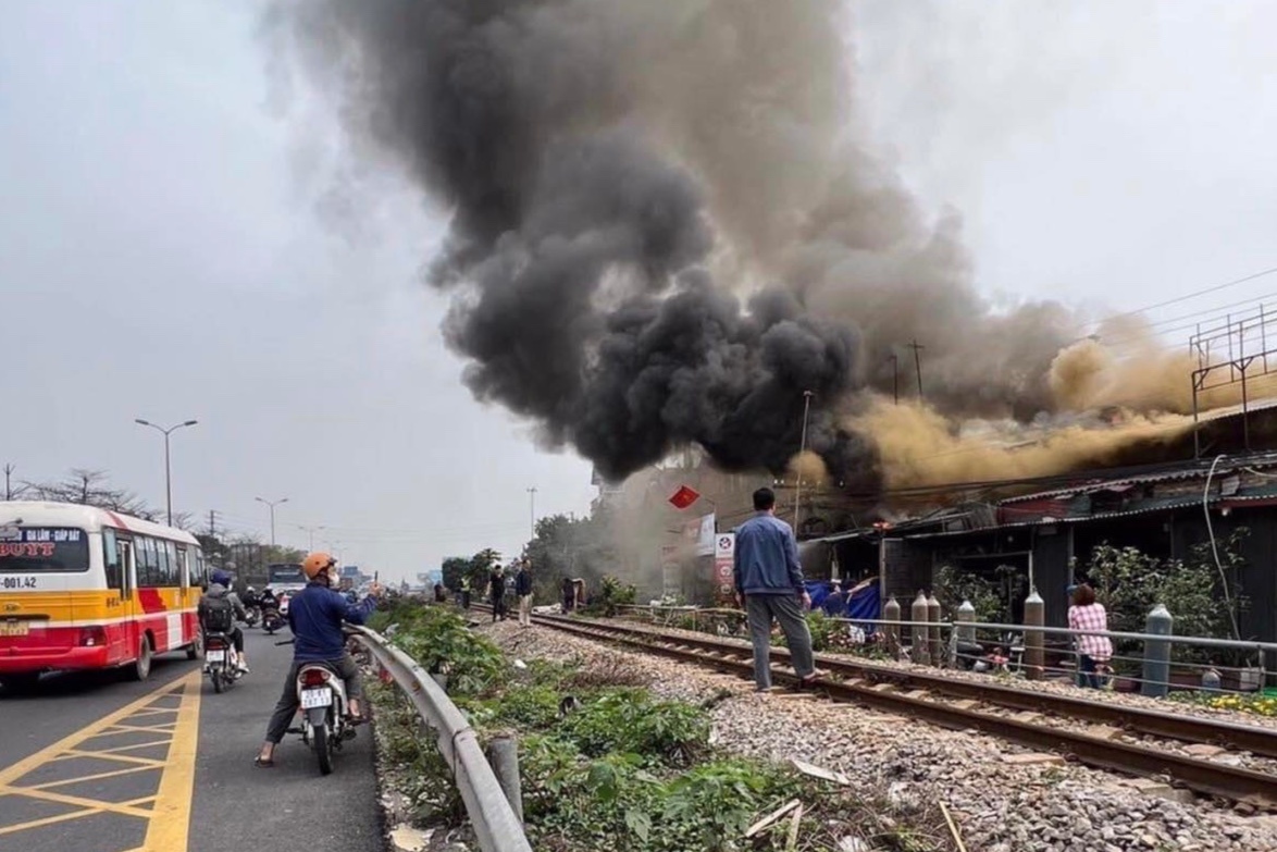 Day nha cap 4 boc chay ngun ngut o Ha Noi hinh anh