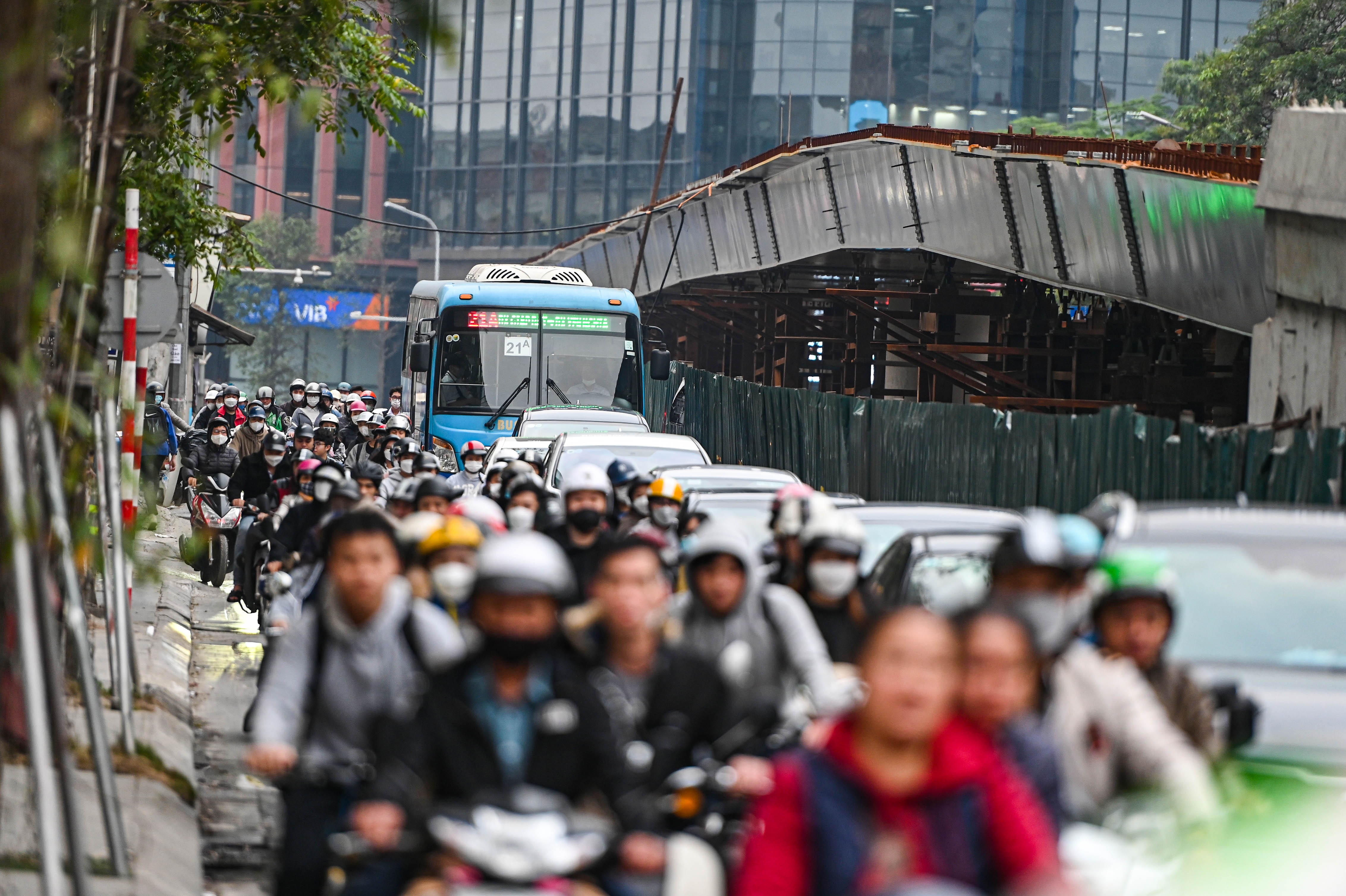 Cau tram ty thi cong cham chap, tai xe khon kho di qua duong Chua Boc hinh anh