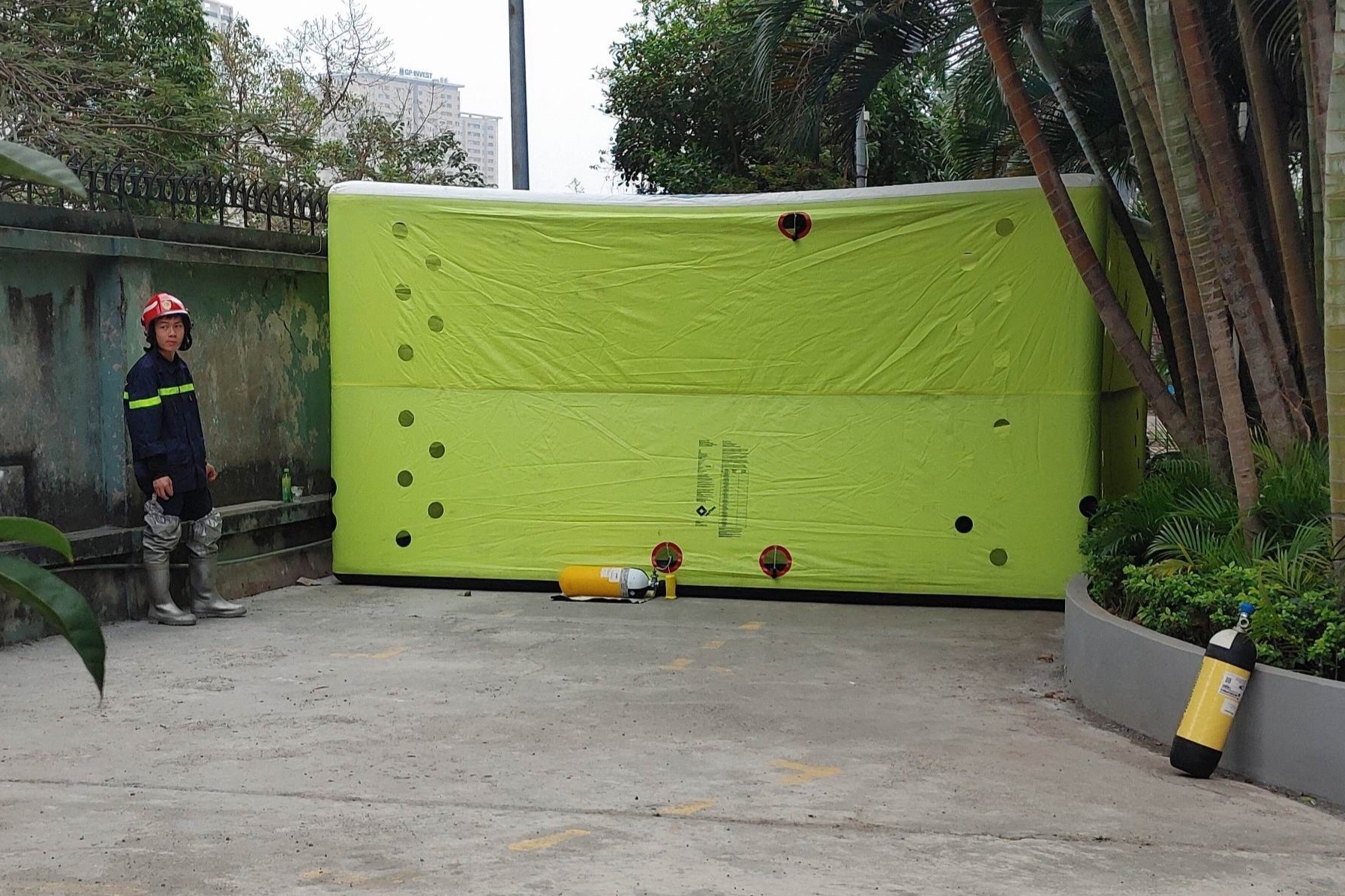 be gai nhay chung cu anh 1