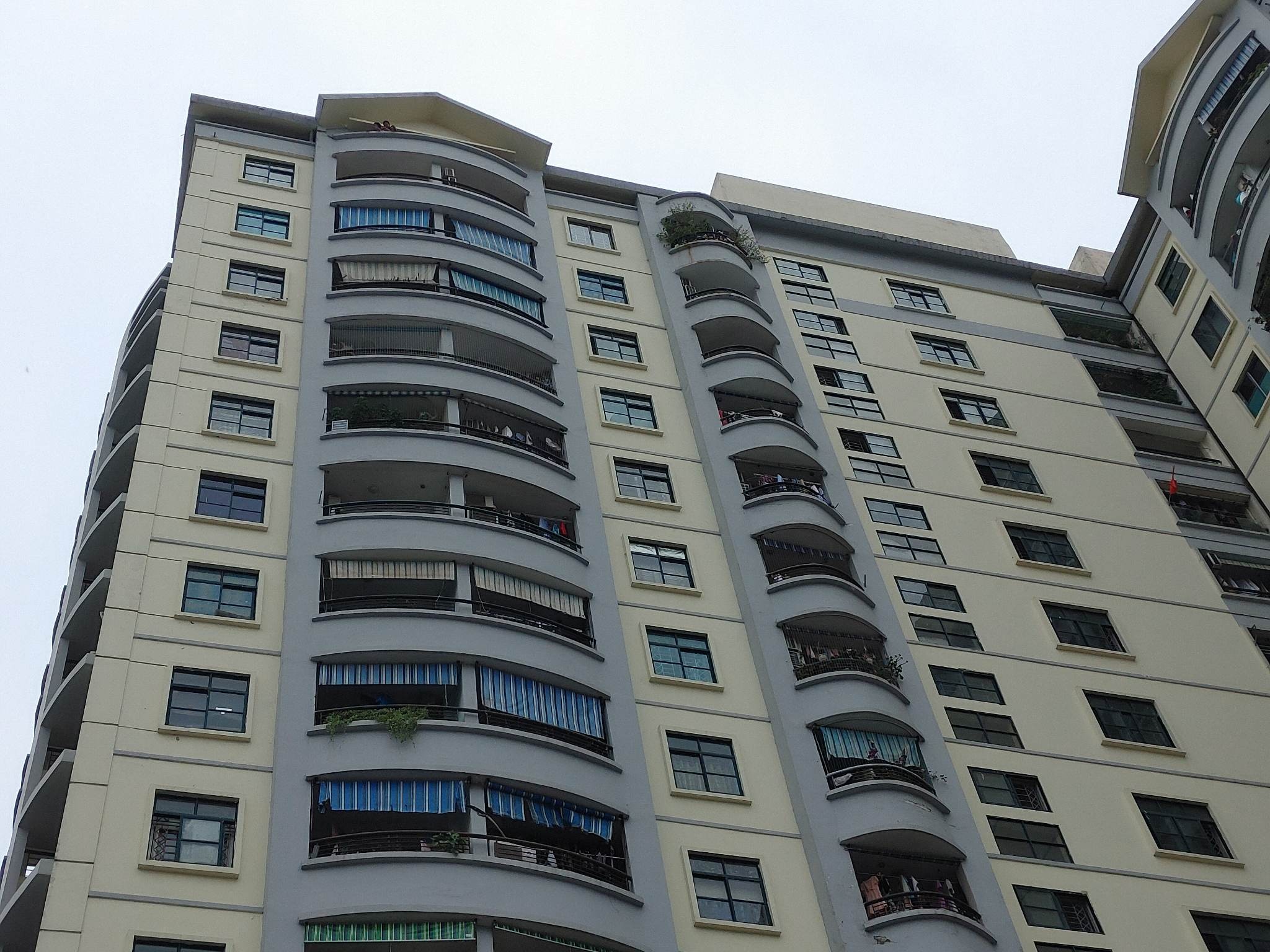 Cuu be gai treo ra ban cong tang 15 chung cu hinh anh