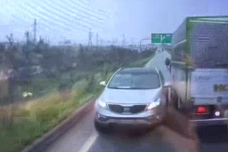 Di nguoc chieu tren cao toc, nu tai xe bi phat 17 trieu dong hinh anh