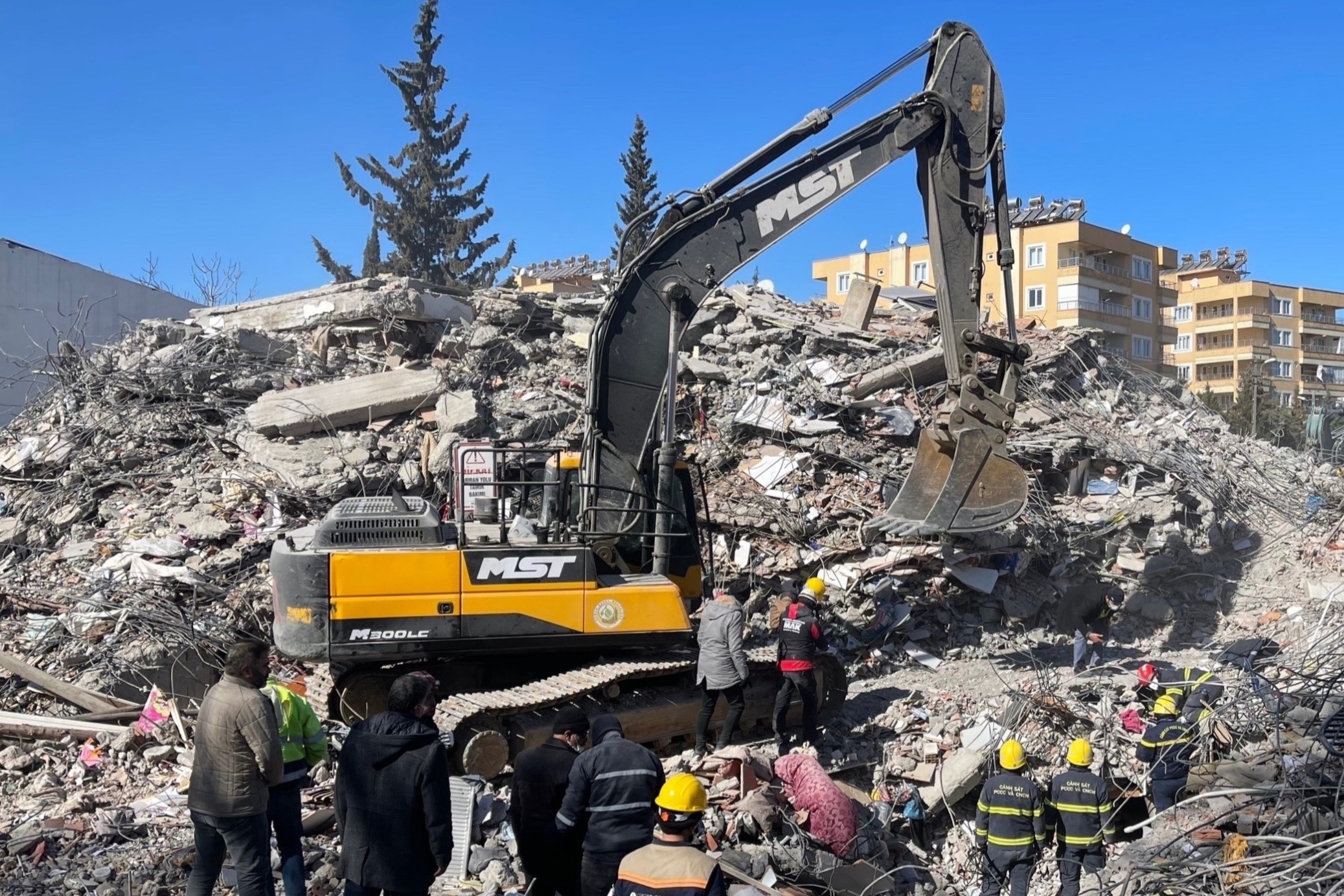 Canh sat Viet Nam ke phut cuu nan nhan dong dat o Tho Nhi Ky hinh anh