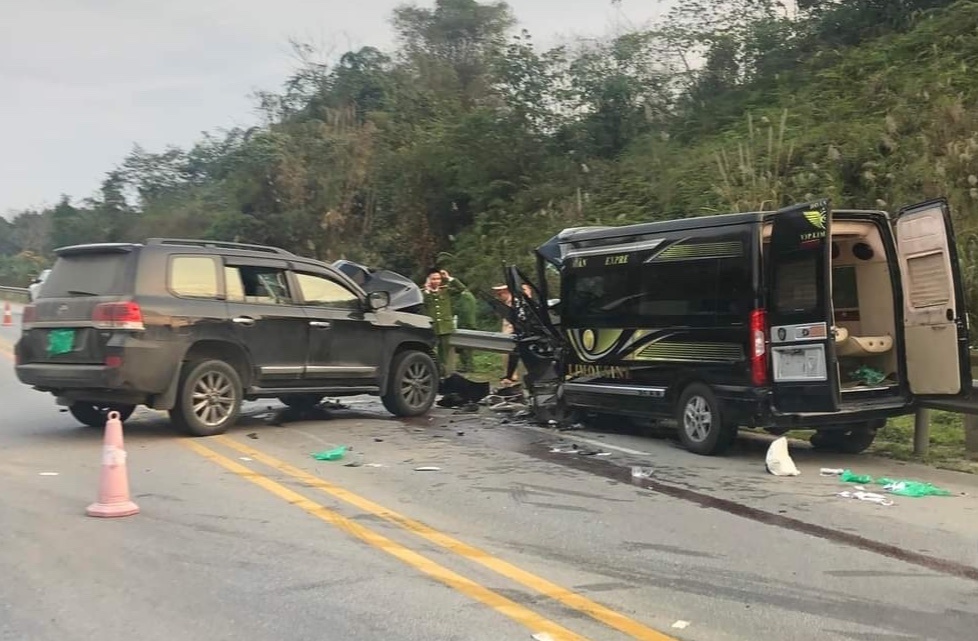 Hai oto bien dang sau cu tong truc dien, 4 nguoi bi thuong hinh anh