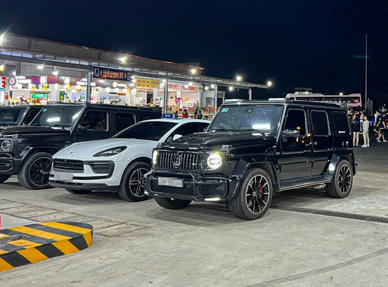 Canh sat vay bat doan sieu xe Ferrari, Mercedes G63, McLaren tren cao toc hinh anh