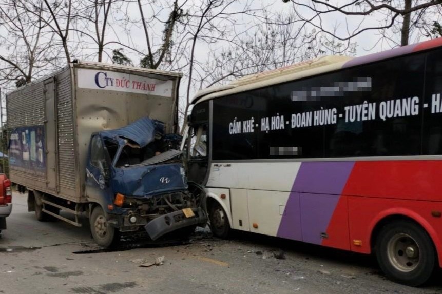 Xe khach va oto tai tong truc dien, mot nguoi chet, 6 nguoi bi thuong hinh anh