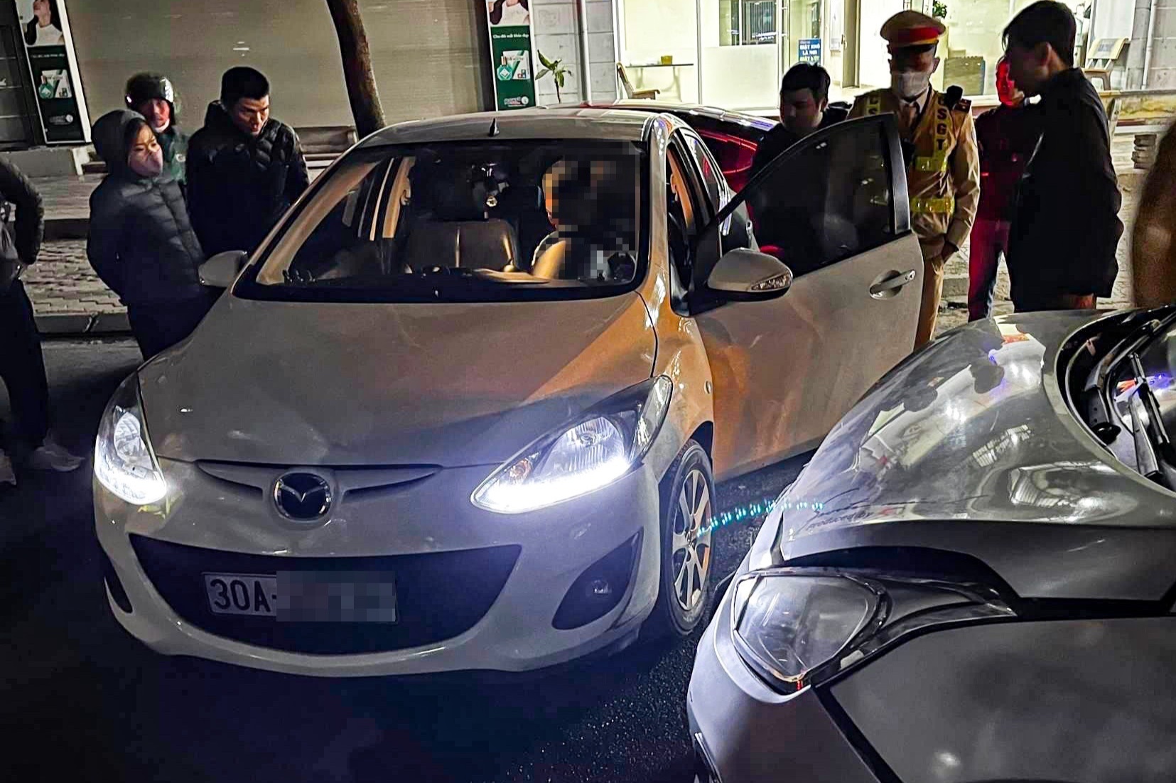 Oto Mazda tong lien hoan 4 xe trong khu do thi o Ha Noi hinh anh