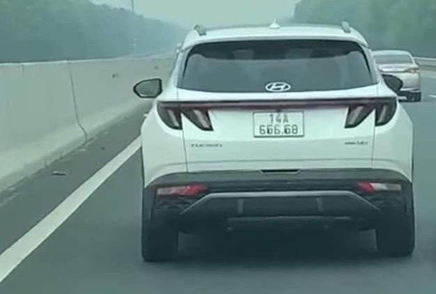 Tai xe dan bang dinh len bien oto 'vi thich so loc phat' hinh anh