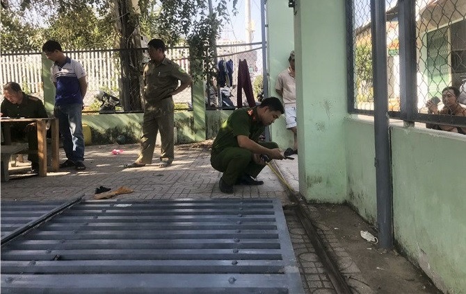 Hai chau be bi cong sat do de len nguoi gay thuong vong hinh anh