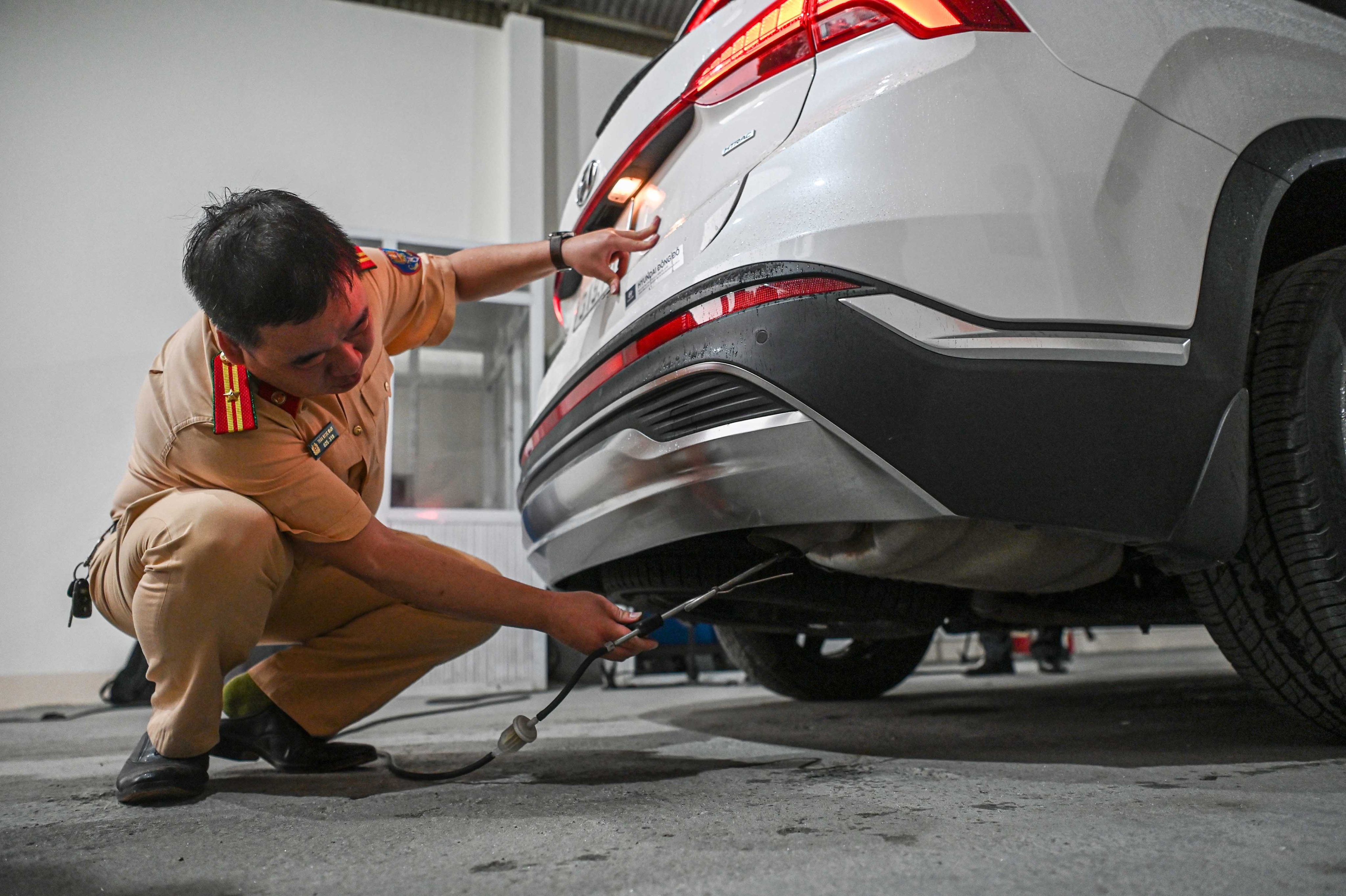 Canh sat giao thong bat dau kiem dinh oto cho nguoi dan hinh anh