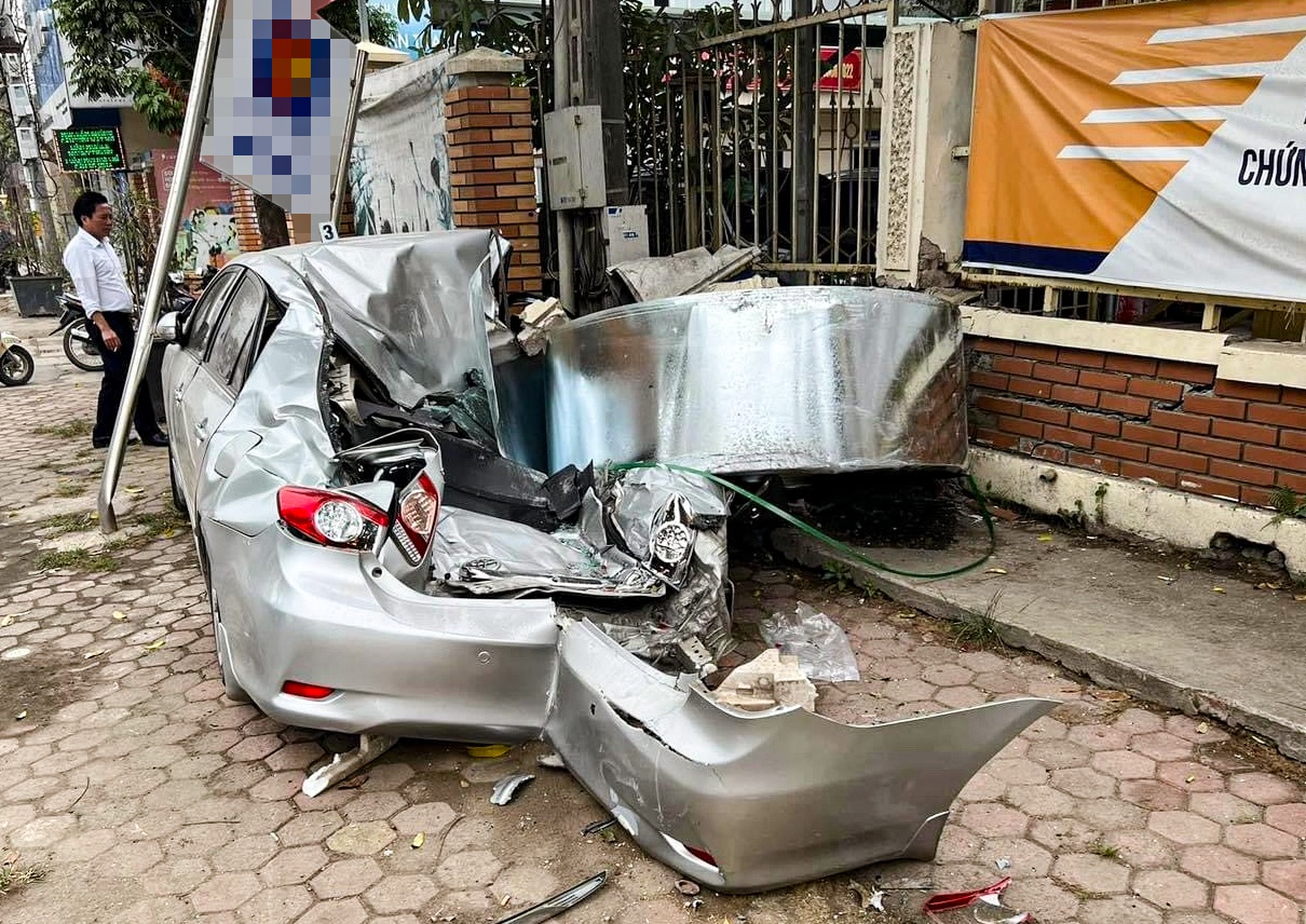 Cuon thep roi tu xe dau keo, de bep chiec Toyota dang do ben duong hinh anh