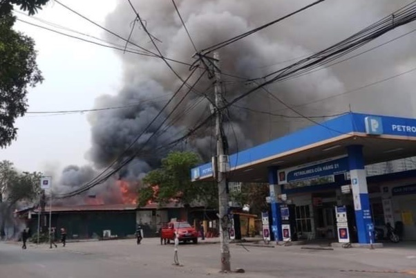 Chay kho phe lieu canh cay xang, cot khoc boc len ngun ngut hinh anh