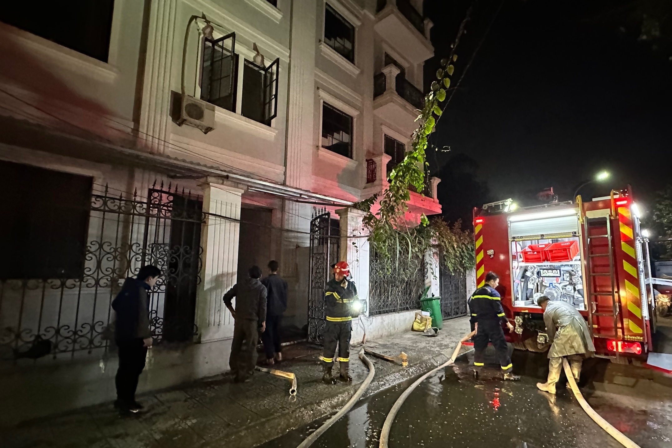 Cuu 5 nguoi trong vu chay o khu do thi Dai Kim hinh anh