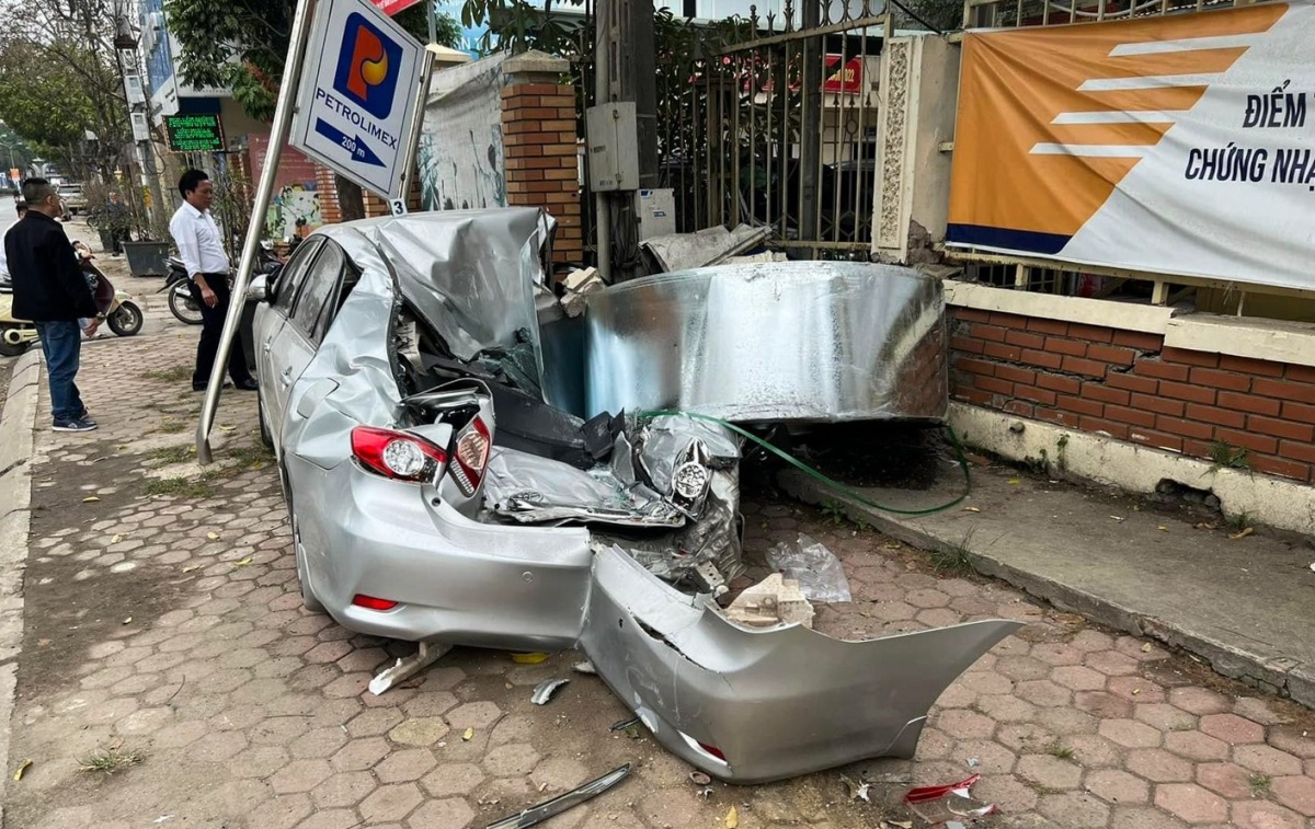 Xe container cho thep cuon roi de bep oto, Bo GTVT chi dao khan hinh anh