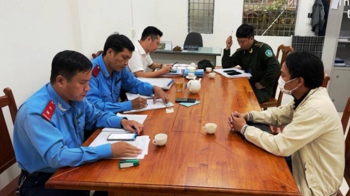 Tai xe 'chat chem' du khach nuoc ngoai, chu xe bi phat 11 trieu dong hinh anh