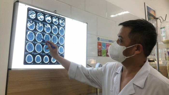 37 nguoi ngo doc methanol: Niem phong xuong, yeu cau ho tro cong nhan hinh anh