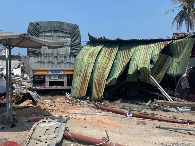 Xe tai tong sap nha dan, nhieu nguoi hoang loan chay thoat than hinh anh