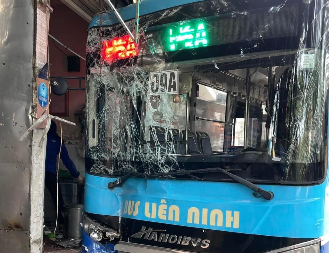 Xe buyt lao vao quan bun cha o Ha Noi, 2 nguoi nhap vien cap cuu hinh anh