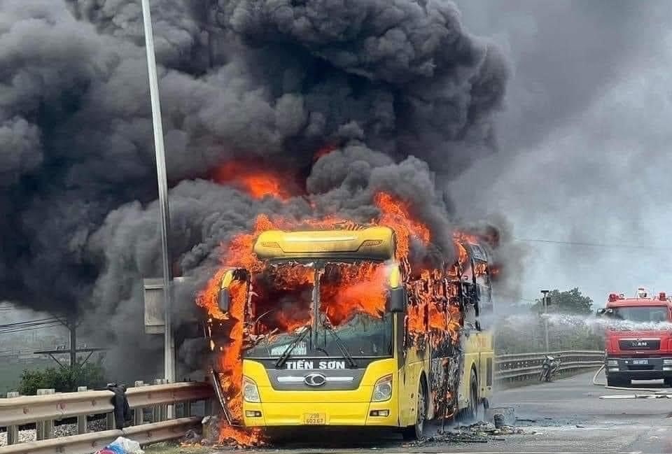 Xe khach boc chay tren quoc lo 1, hang chuc hanh khach thao chay hinh anh