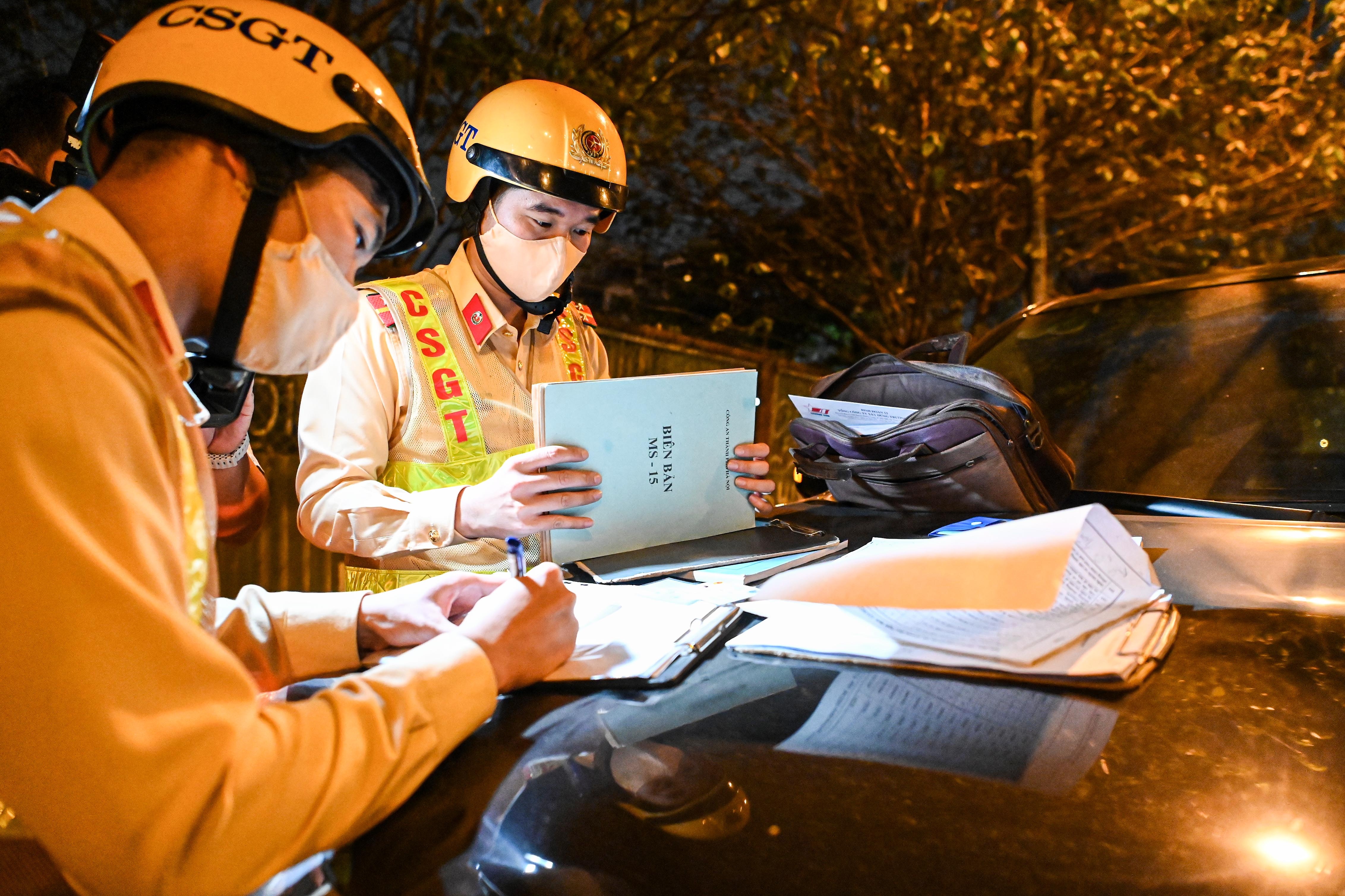 CSGT noi ve quan ngai an trai cay, uong thuoc bi xu phat nong do con hinh anh