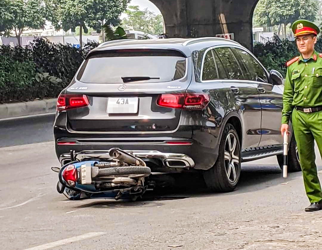 Xe may gap nan vi chiec Mercedes GLC 200 do giua duong hinh anh