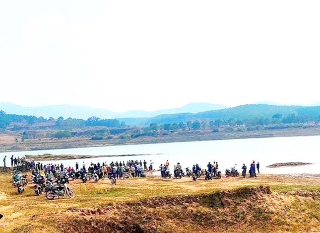 Den dap thuy loi tam, hai em nho tu vong hinh anh