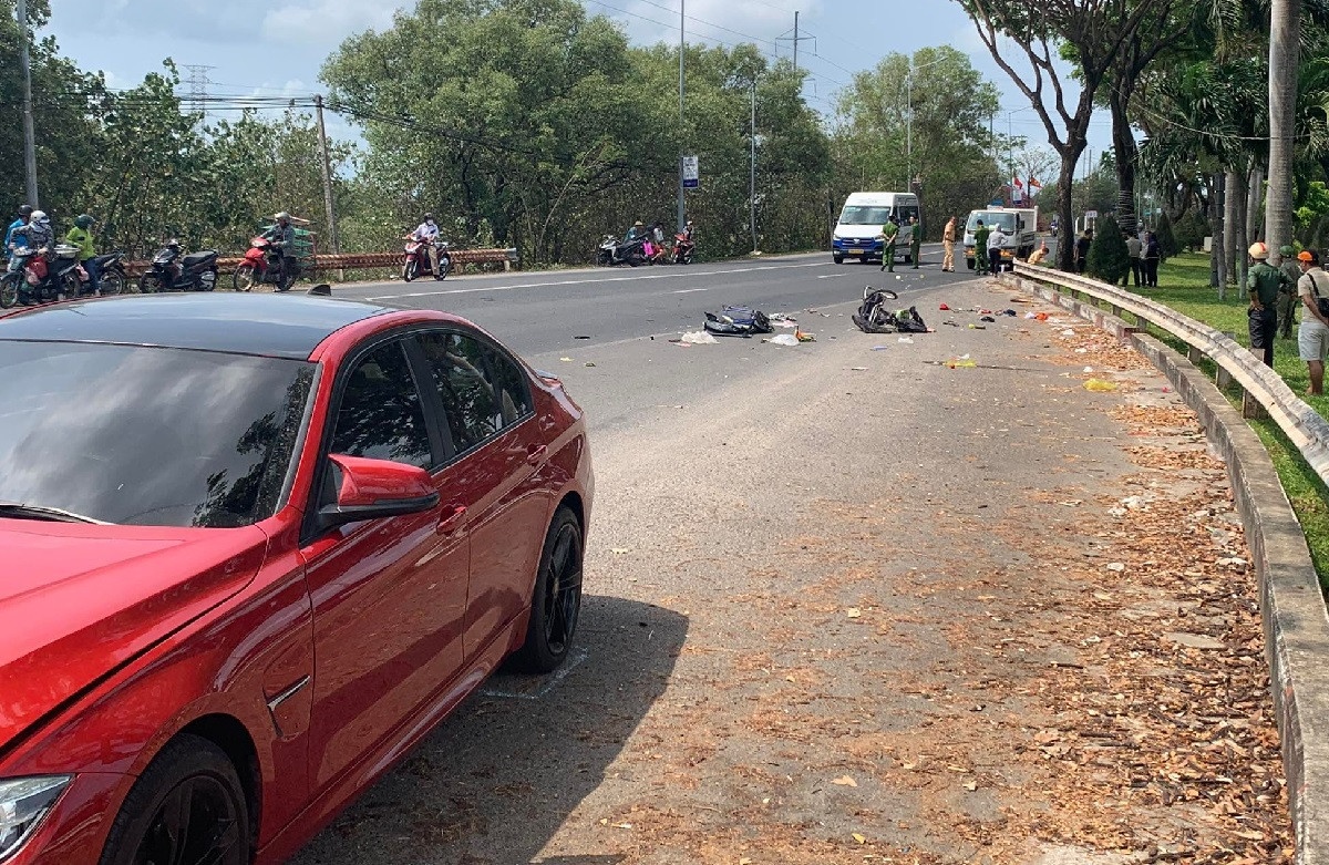 Va cham voi xe BMW, nguoi dan ong khuyet tat tu vong tren lan oto hinh anh