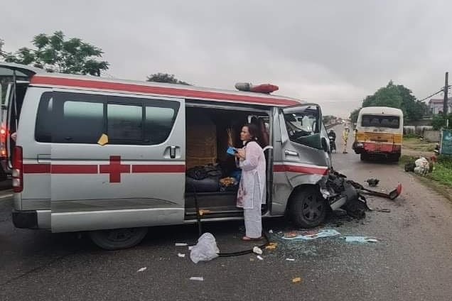 Xe cuu thuong cho thi hai tong trung oto buyt hinh anh