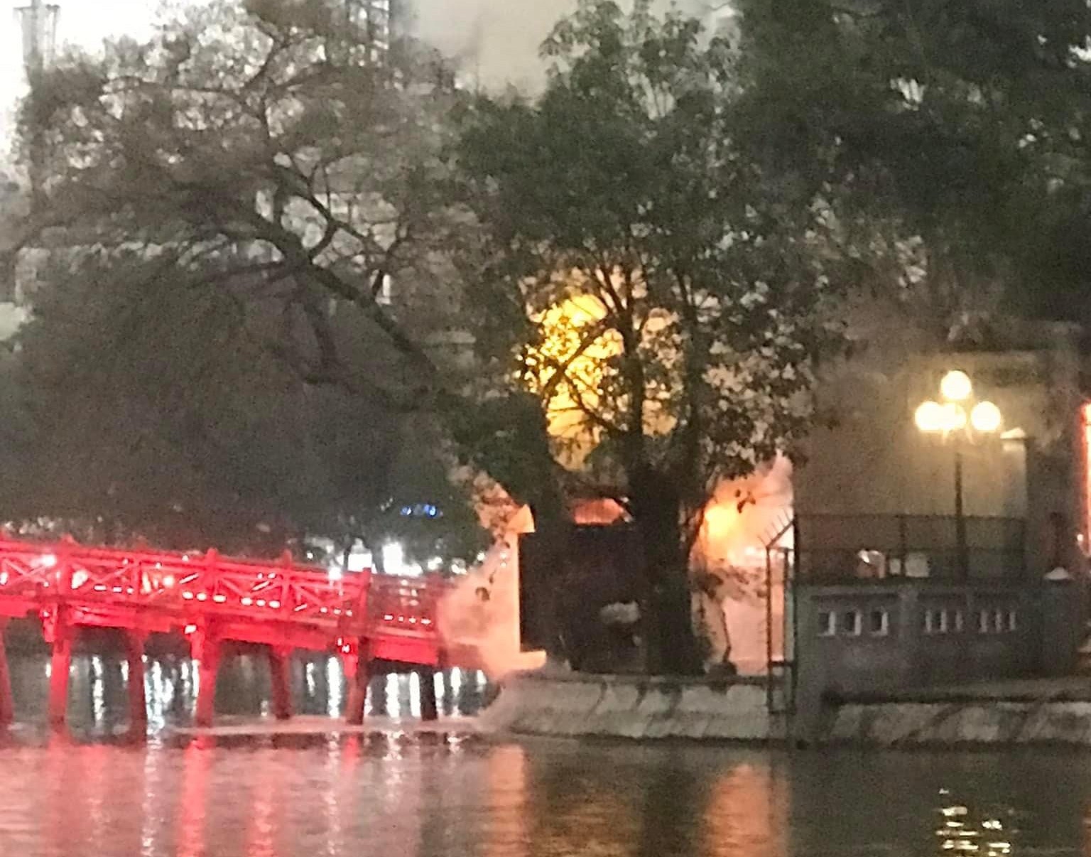 Chay o bo ho Hoan Kiem hinh anh