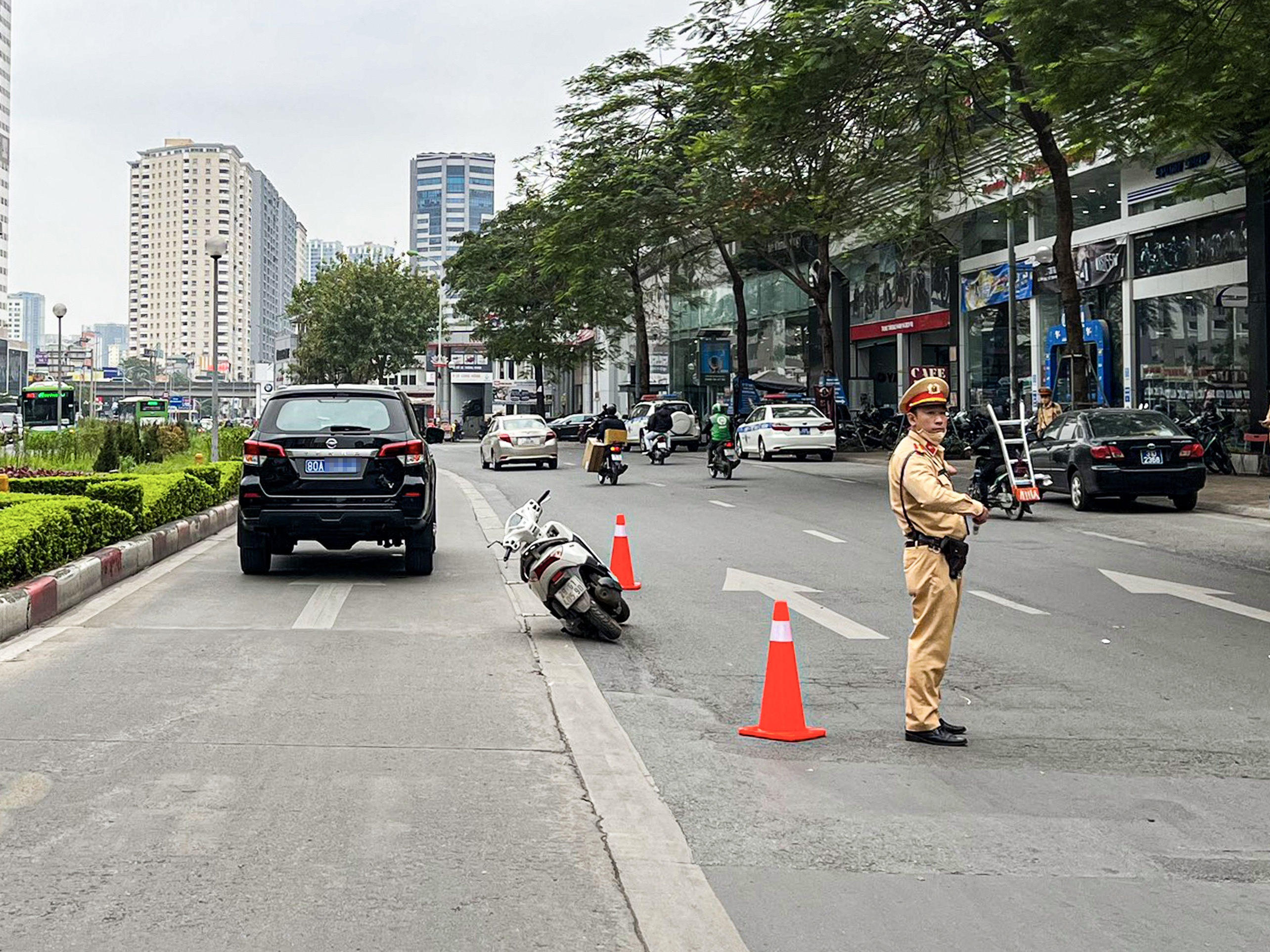 Nguoi phu nu gay xuong suon sau va cham voi oto bien xanh hinh anh