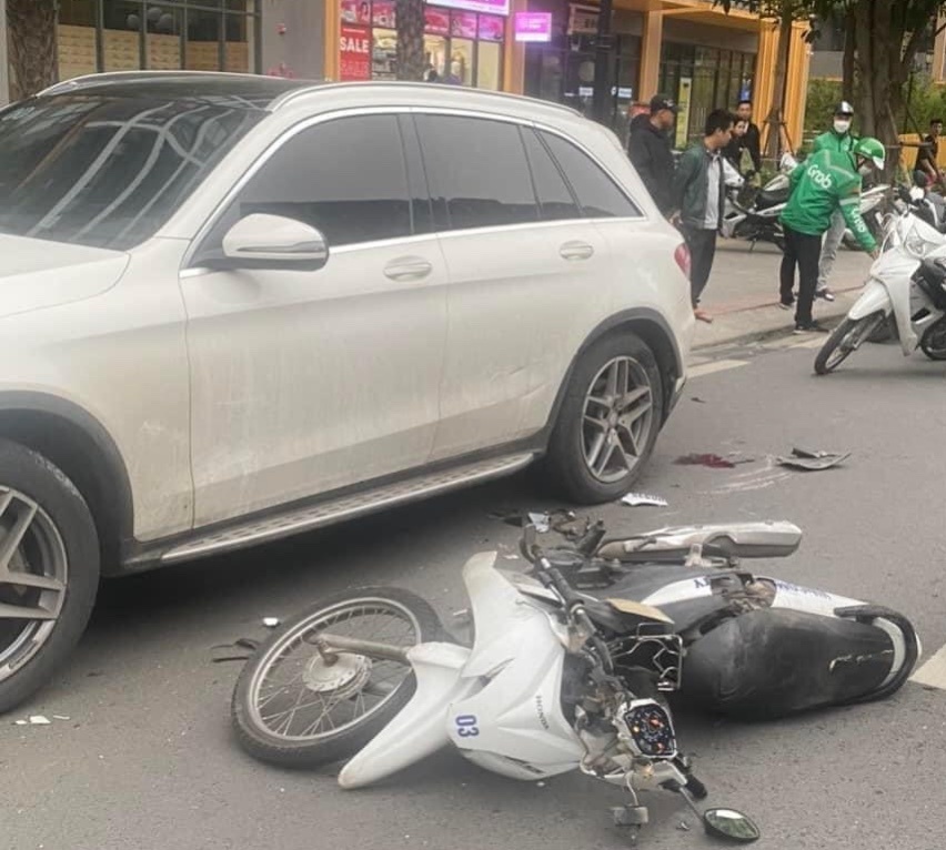 Nhan vien bao ve tu vong sau cu tong cua tai xe taxi hinh anh